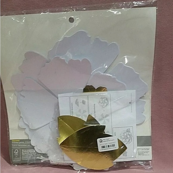 NEW Spritz Paper Flowers Kit ~ Makes 3 (11, 9, 7 ) 1 Set White, Gold & Green - Picture 3 of 5